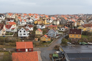 Houses near the shortline in Smogen.