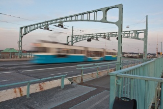 A train running across the Gotaalvbron bridge.